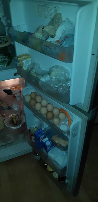 Хладилник с горна камера и диспенсър за вода-марка Самсунг-инокс