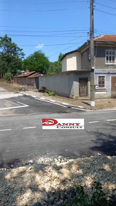 Къща с двор в с. Петокладенци, обл. Плевен