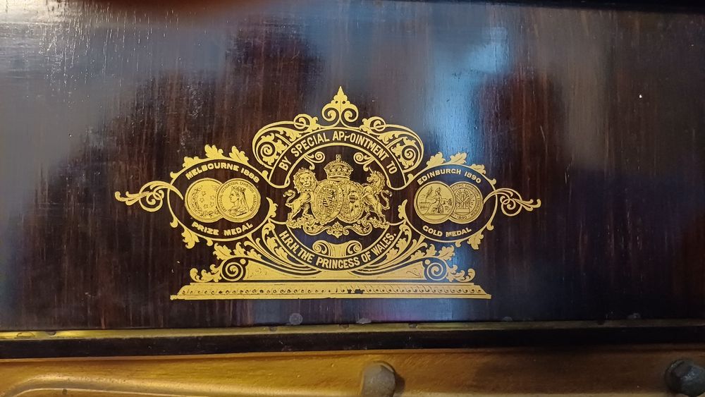 Vând pian  john spencer  london