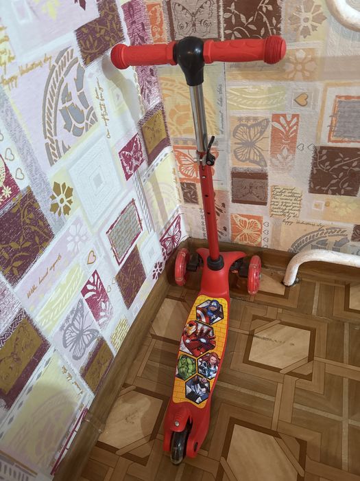 Продам самокат детский красный недорого.