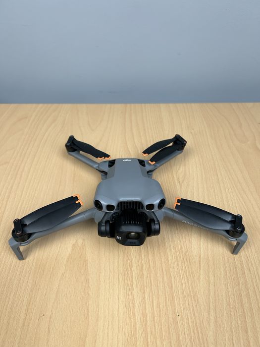 Продаваме дрон DJI Mini 5 Pro Fly More Combo RC2 в комплект с 3 броя батерии, Hub за зареждане, филтри и чанта за пренос. С оставаща гаранция!
