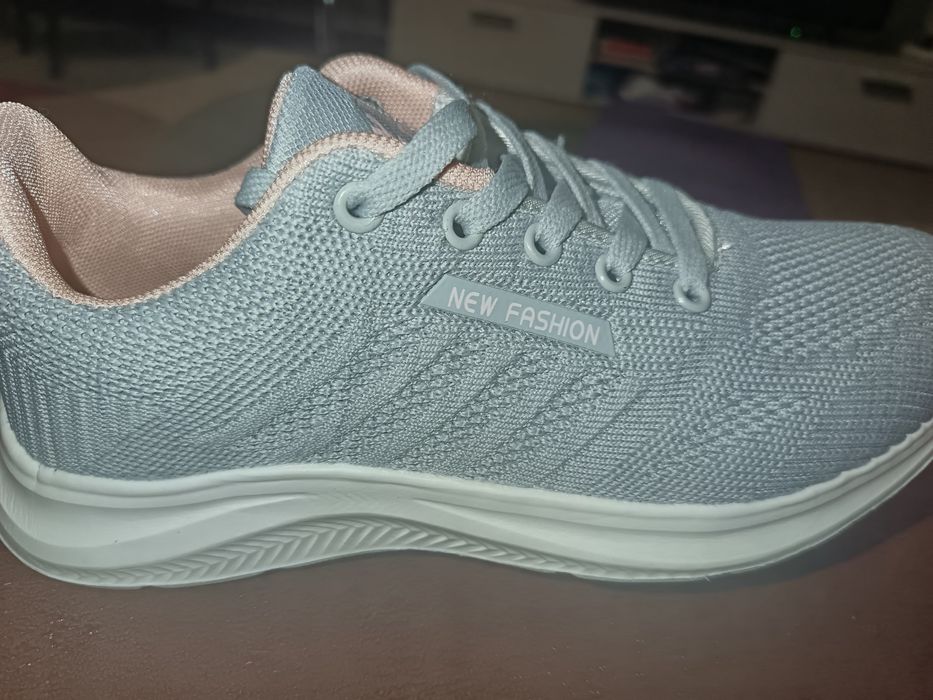 Продам кроссовки