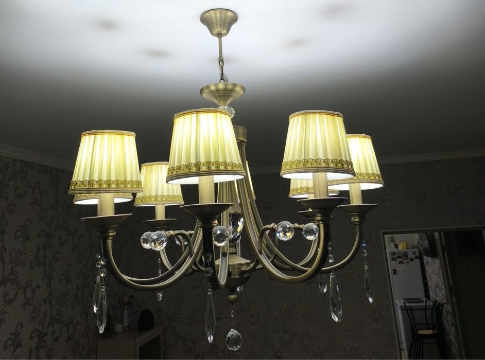 Продам люстру 1+1