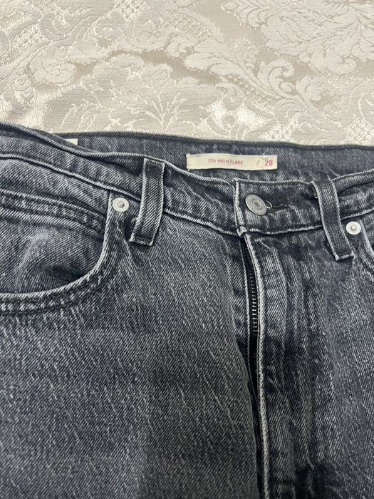 Продам джинсы левис