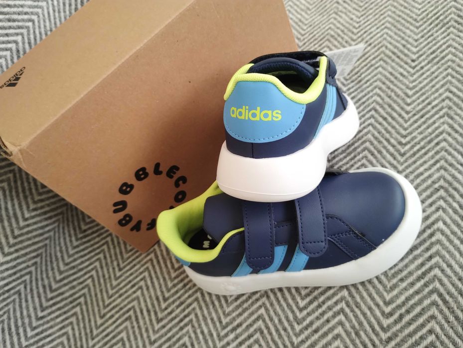 Adidas маратонки за момче номер 26.5