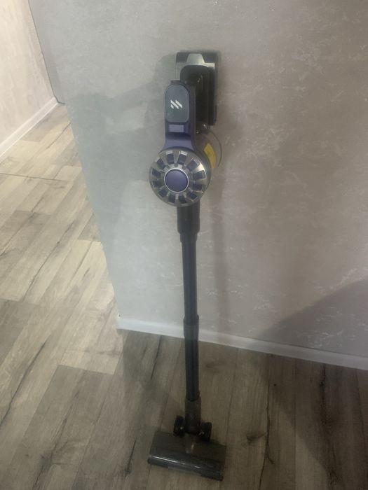 Пылесос почти новый пользовались мало, хорошо выполняет свою функцию ,
