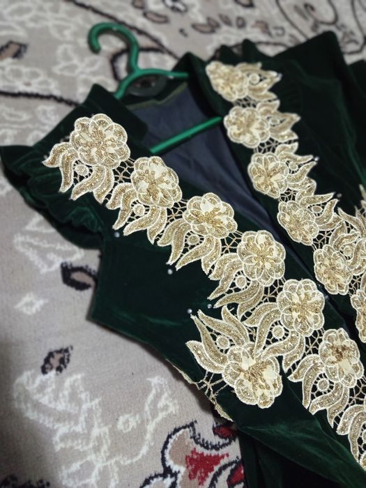 Ansambl toʻq yashil 46 48 razmerlaga tushadi faqat 1 marotaba kiyilgan