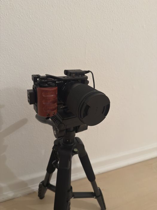 Sony ZV E10 + Sigma 16mm f1.4 + DJI mic mini