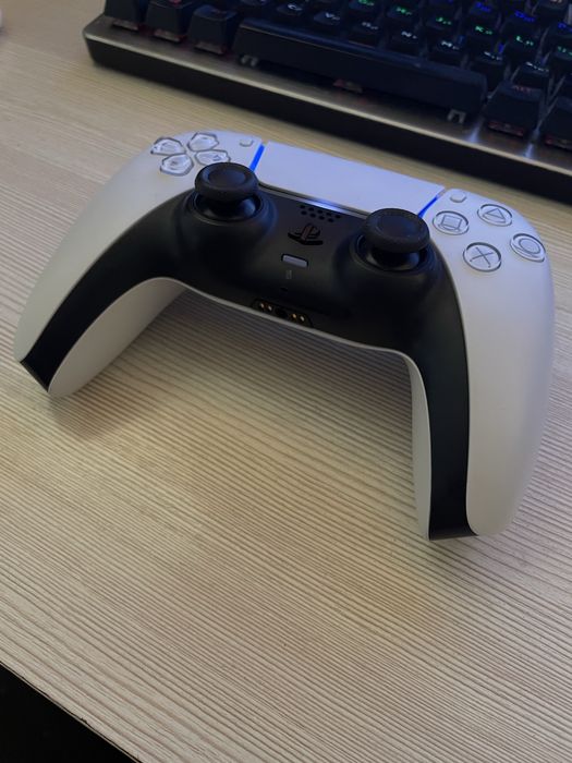 Продам оригинальный джостик от Playstation 5