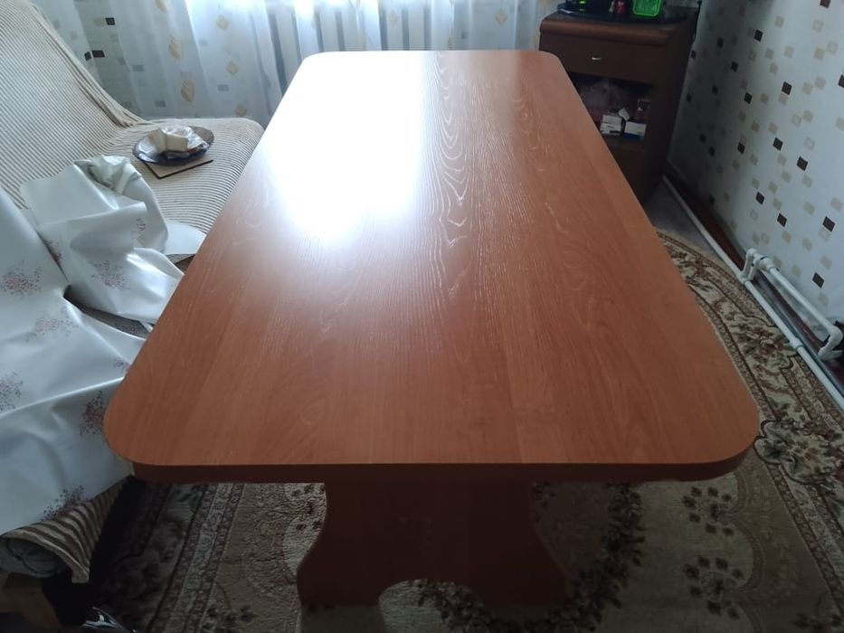 Продаем стол коричневого цвета