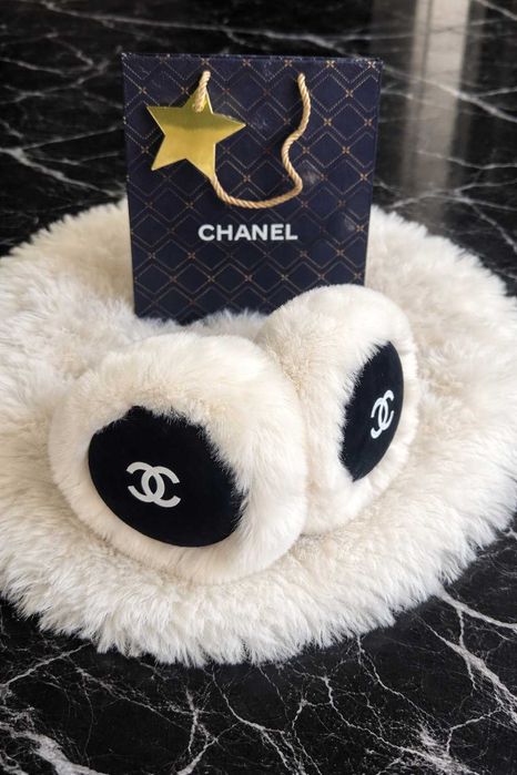 слушалки зимни черни с бял пух на шанел ушанки шапка chanel пухкави