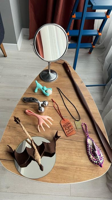 Массажёры и зеркало и брелки