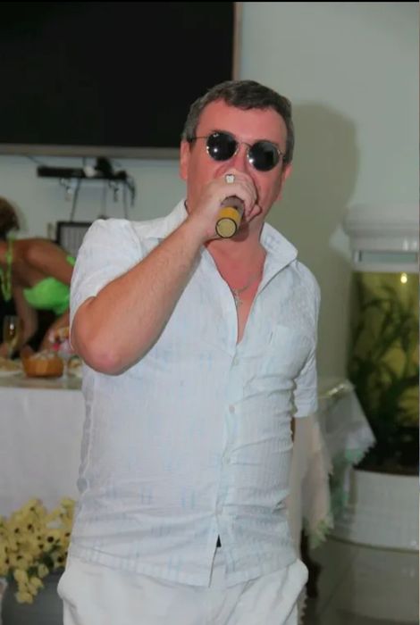 Певец, вокалист.