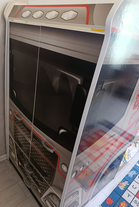 Vand pat suspendat tip camion