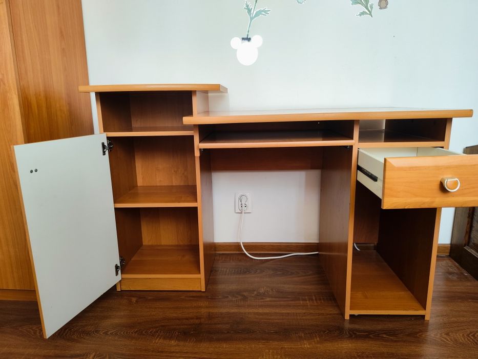 Birou din pal melaminat pentru copii și adulți în stare perfectă