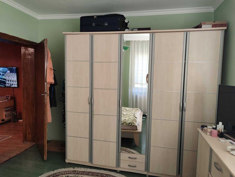 Продавам Гардероб 5-крилен, скрин и спалня комплект с размери 180х200