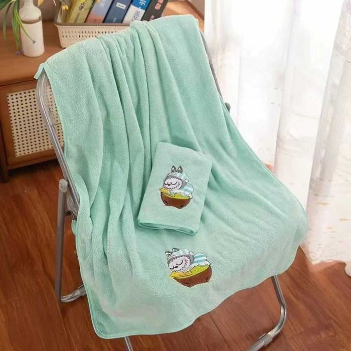 Комплект от 2 броя бродирани кърпи, меки и абсорбиращи, за баня и плаж