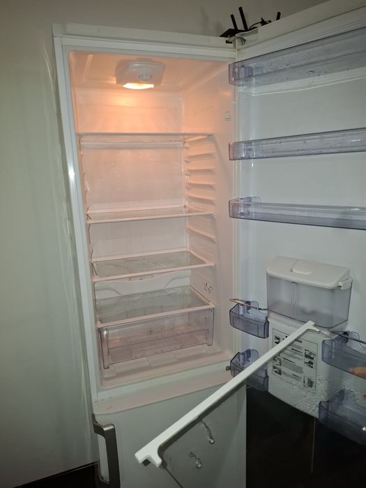 Vand frigider Beko