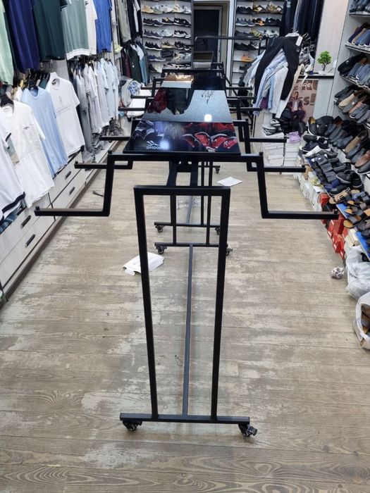 Kiyim do'koni uchun tik turgan ilmoqlar birjoyga bulsa sotiladi