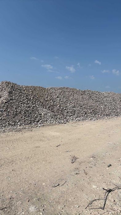 Трошен бетон минал през трошачка и пресевна машина