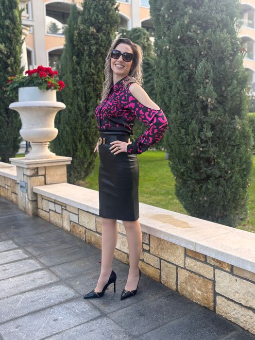 Дамска сатенена риза в черно-розов животисни принт с голи рамене