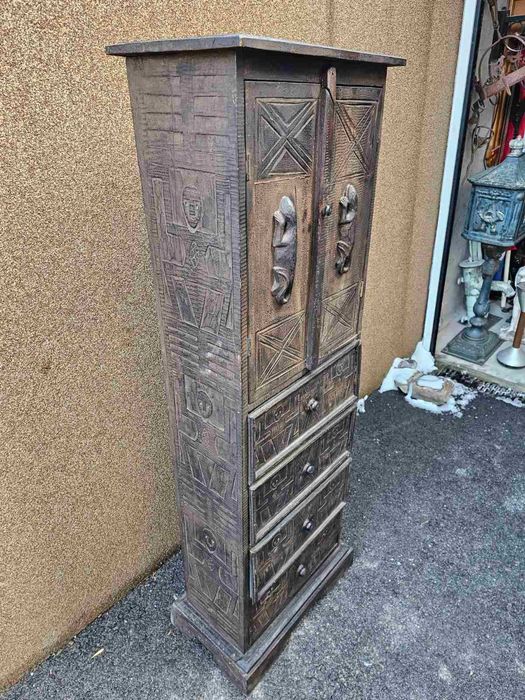 Азиатски антикварен шкаф с дърворезба