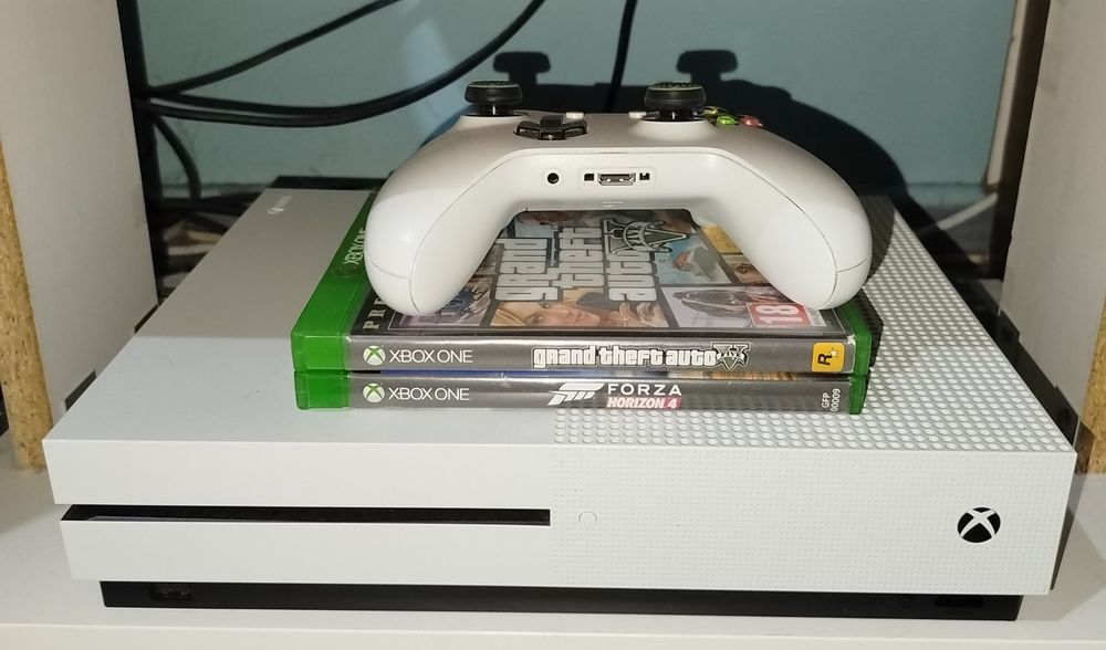 Xbox One S - varianta 1TB, plus GTA V si Forza Horizon 4