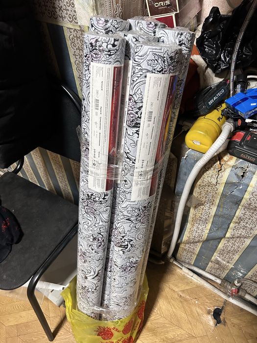 Продам обои 6 рулонов метровые флизелин