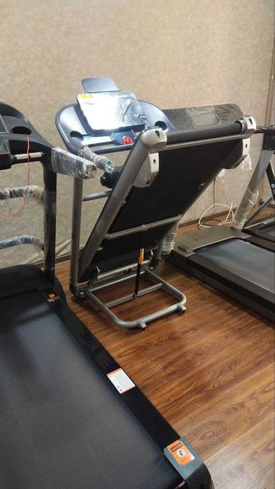 Беговая дорожка с интегрированным сенсорным экраном.