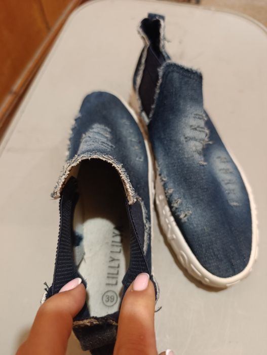 Обувки на ток, маратонки