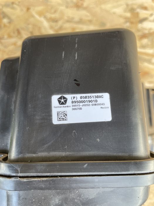 Субуфер колона Jeep Grand Cherokee WK2 2014+harman kardon