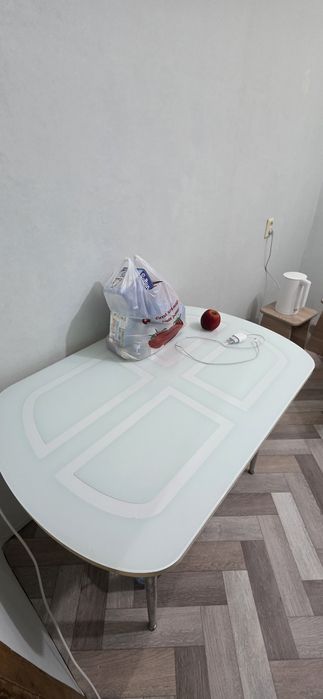 Стол кухонный, ножки хром.