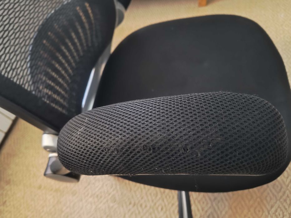 Офис Стол Голям Черен Meш Широка седалка 54/50cm Опора за глава