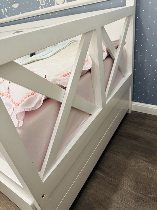 Кровать из натурального дерева