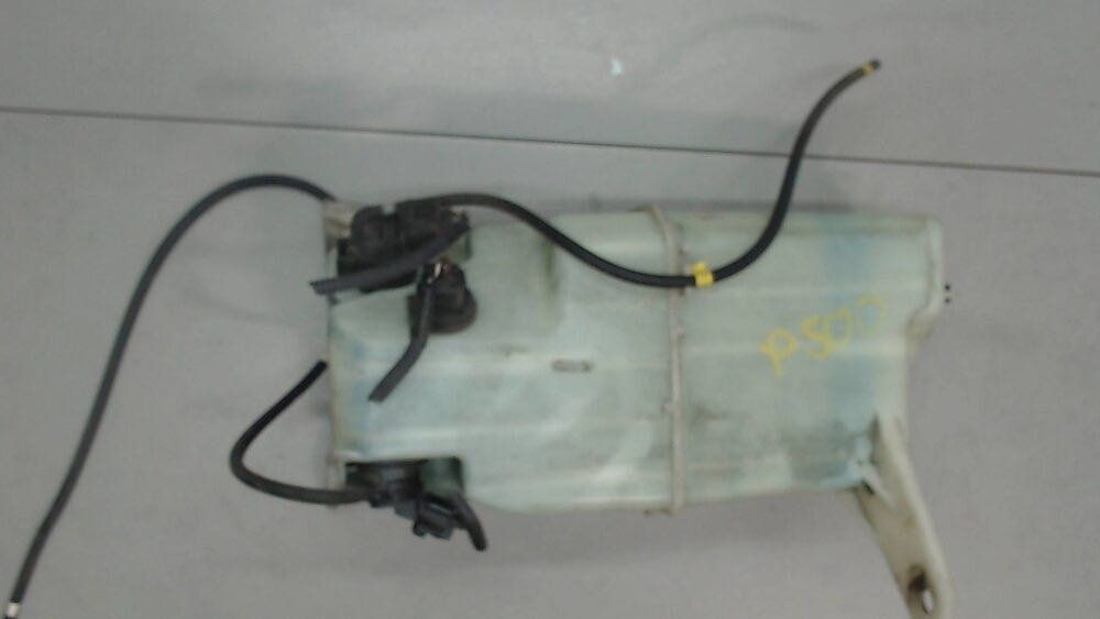 На Toyota Sequoia — Бочек омывателя.