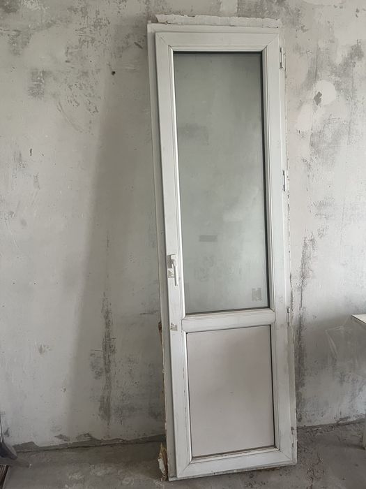 Продам пластиковую дверь