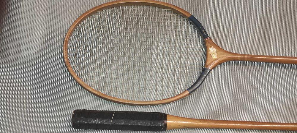 2 buc. PALETE RACHETE PT. BADMINTON. din lemn chinezesti  PIONEER. de epoca