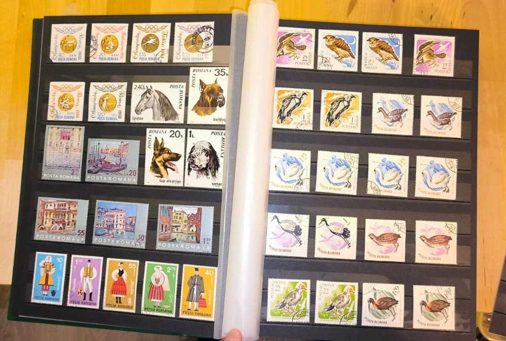 Clasor cu aprox 450 timbre