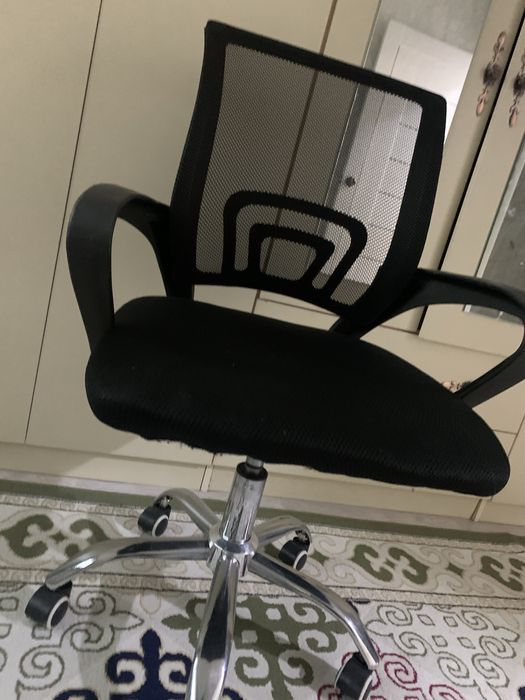 Продам стул на колесах