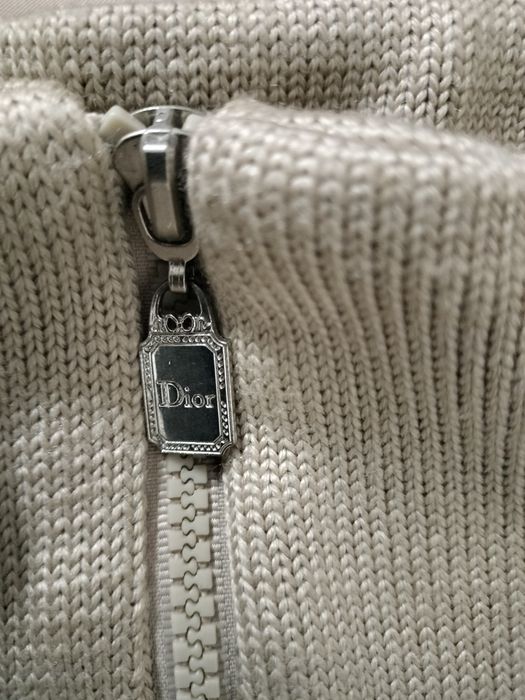 Vând Geaca Dior aproape nouă.