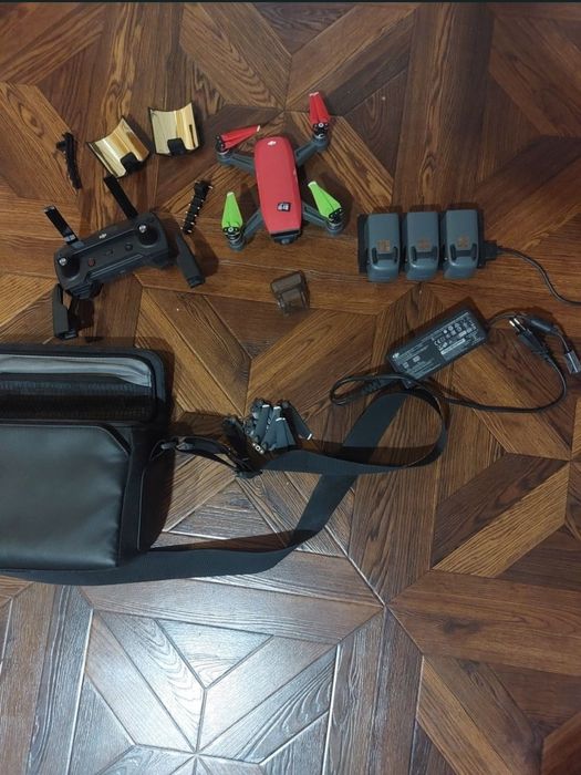 Dji spark със 3 батерии дистанционно и отделни аксесоари