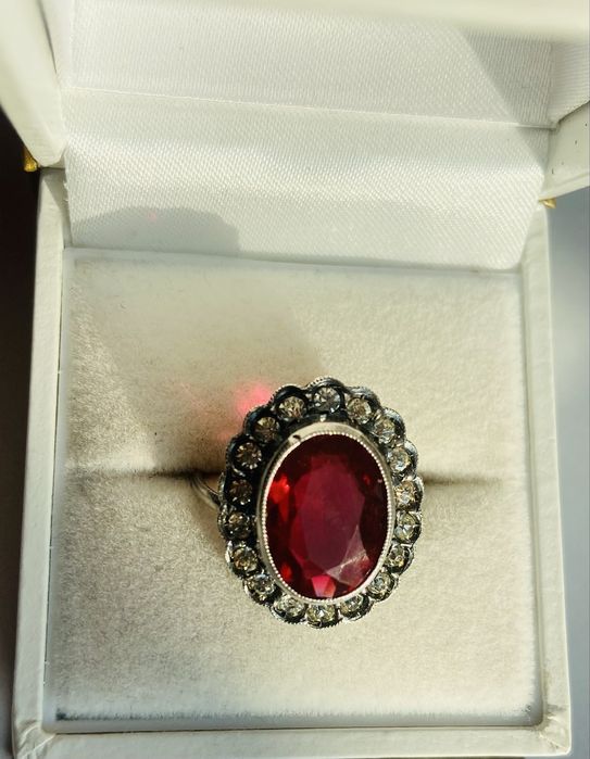 Inel din argint in forma de floare cu pietre