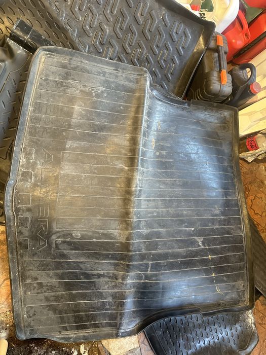 Резиновые коврики в багажник