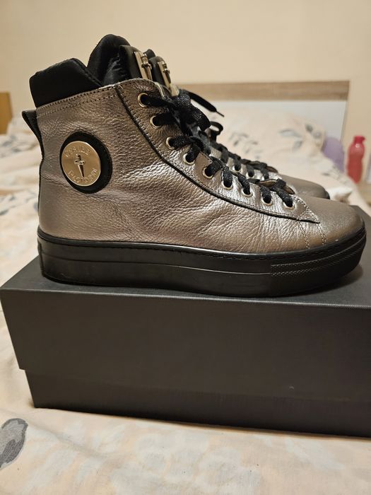 Moschino,Cesare Paciotti, Armani