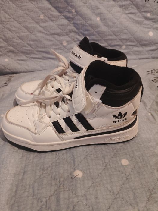 Продаю, срочно,оригинальные кроссовки