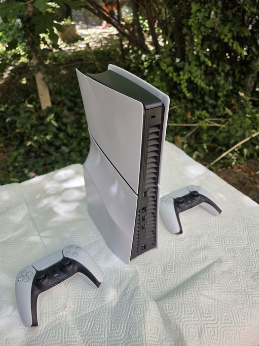 Playstation 5 slim disk 1 TB с 2 контролера и вградена игра + Подарък 4 игри