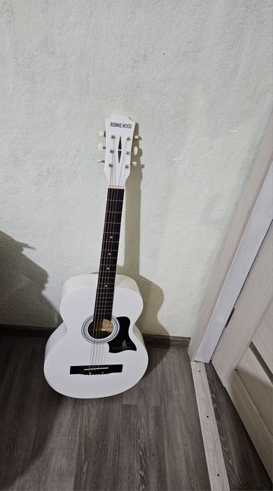 Продается белая гитара