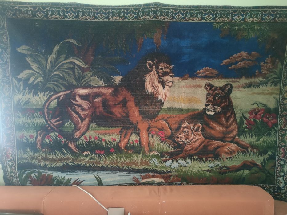 Carpeta de perete "Familie de lei". Are peste 60 ani. Stare ff buna!