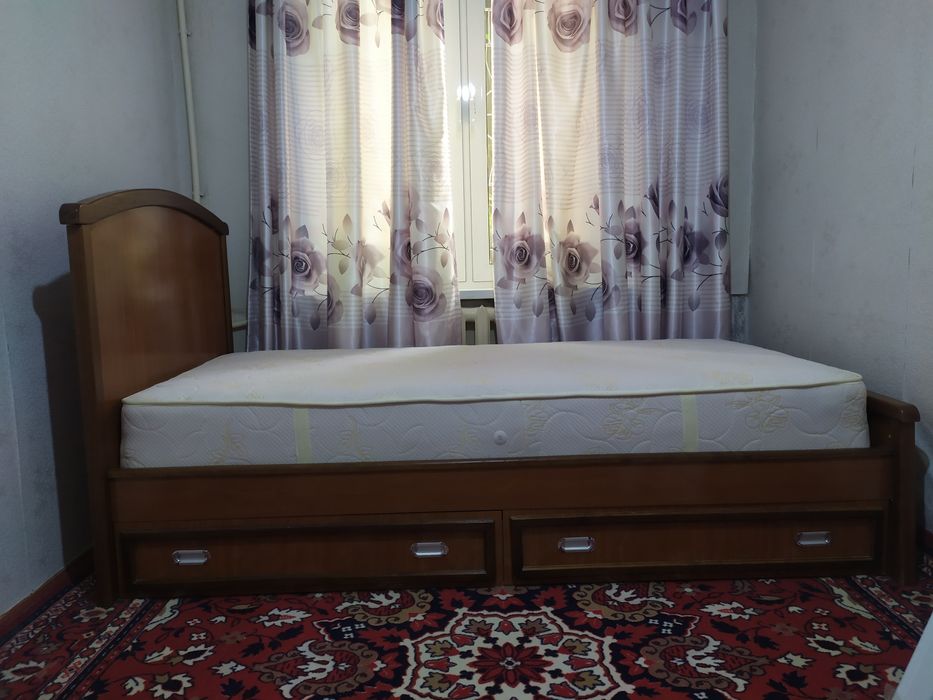 Кровать с выдвижными ящиками и матрацом