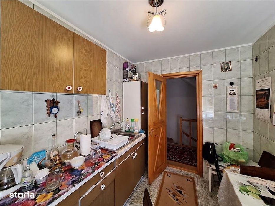 Casă cu 6 camere, curte și mansardă Bacău